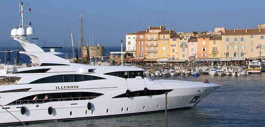 Yacht  dans le port de St-Tropez