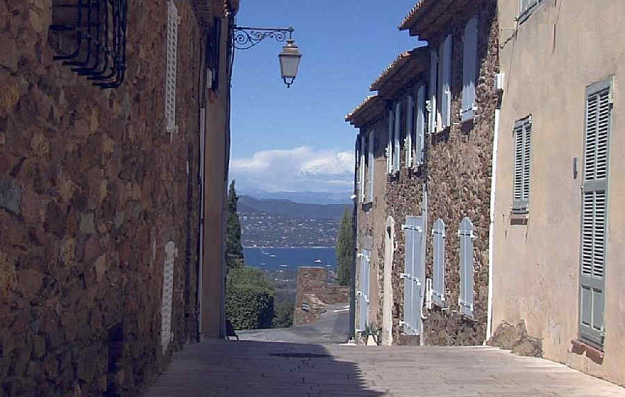 Golfe de St-Tropez vu  depuis une rue de Gassin