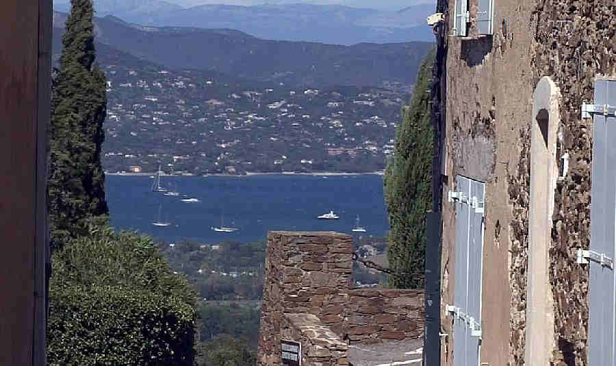 Golfe de St-Tropez vu  depuis une rue de Gassin