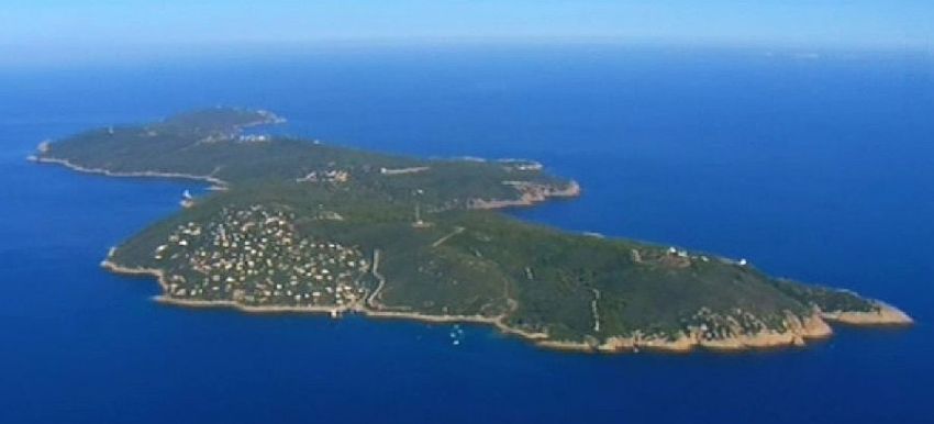Vue de l'&icirc;le du Levant, avec H&eacute;liopolis