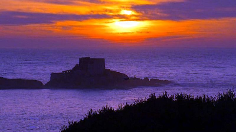 Coucher de soleil sur le fort du Petit Langoustier, &agrave; Porquerolles