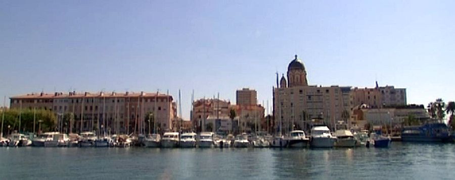 Vue du port de St-Raphaël et de la Basilique