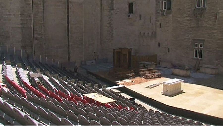 pr&eacute;paration d'une repr&eacute;sentation th&eacute;&acirc;trale cour d'honneur du Palais des Papes d'Avignon