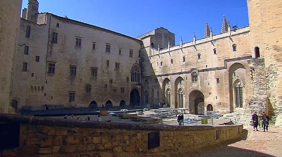 pr&eacute;paration d'une repr&eacute;sentation th&eacute;&acirc;trale cour d'honneur du Palais des Papes d'Avignon