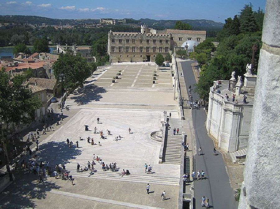 Place du palais des Papes &agrave; Avignon