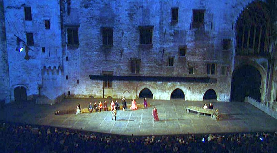 repr&eacute;sentation th&eacute;&acirc;trale cour d'honneur du Palais des Papes d'Avignon