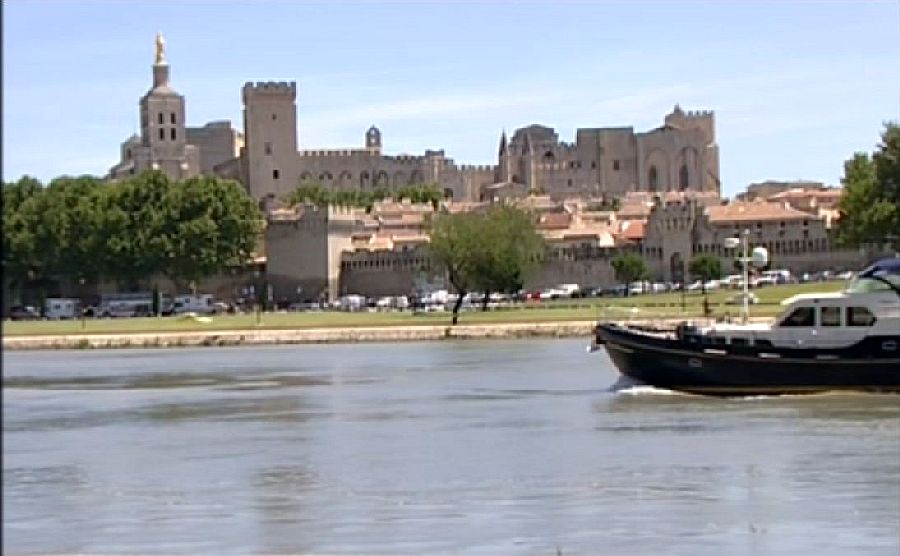 Vue d'Avignon et du palais des Papes depuis le Rh&ocirc;ne