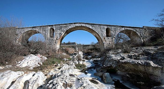 Le pont Julien &agrave; Bonnieux