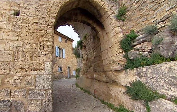 ruelle et ancienne porte de  Bonnieux
