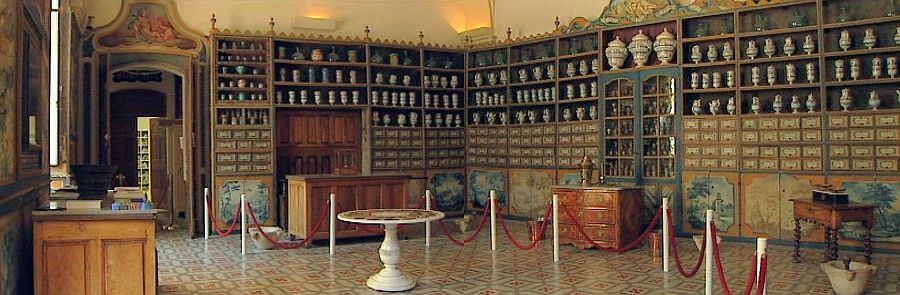 pharmacie du XVIIe si&egrave;cle de l'h&ocirc;pital de Carpenras