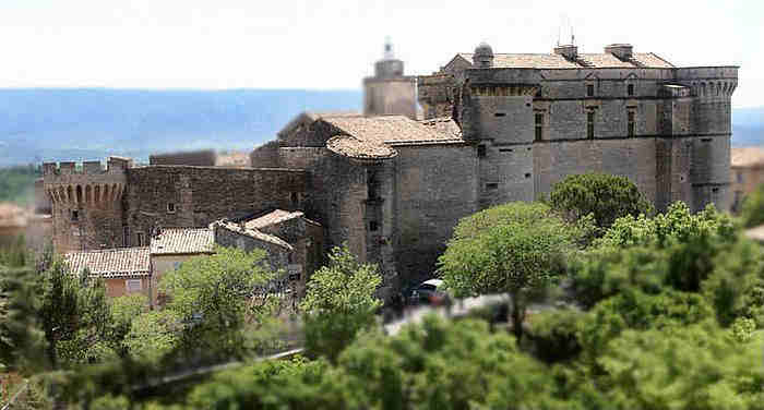 Vue du ch&acirc;teau de Gordes