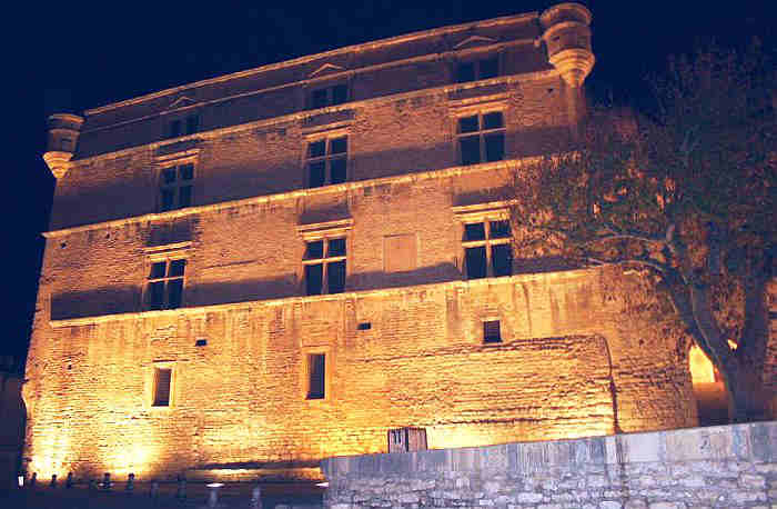Ch&acirc;teau de Gordes illumin&eacute;