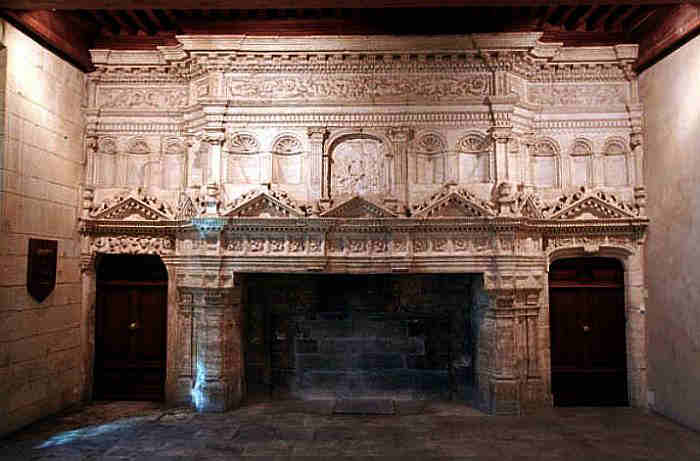 Chemin&eacute;e monumentale du ch&acirc;teau de Gordes