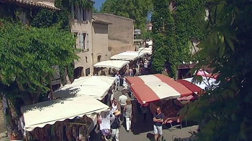 Jour de march&eacute; &agrave; Lourmarin