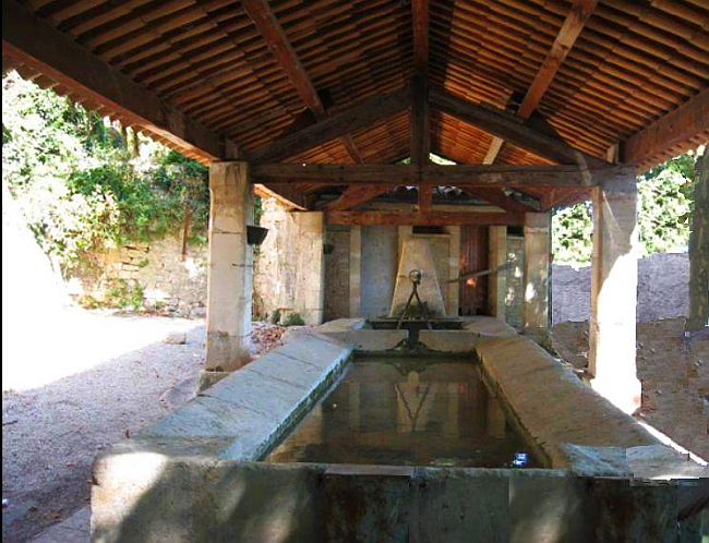 anvien lavoir M&eacute;nerbes