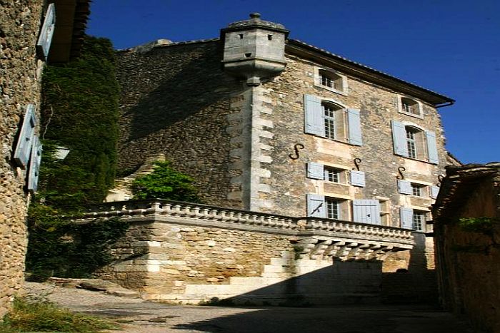 ancienne maison  bastionn&eacute;e M&eacute;nerbes