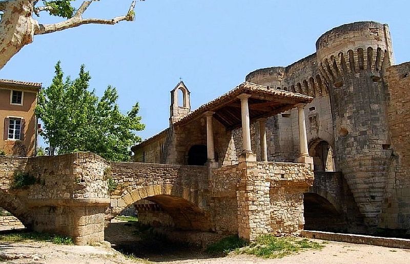 Pont et porte Notre-Dame &agrave; Pernes-les-Fontaines 