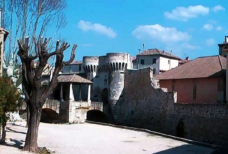 Pont et porte Notre-Dame &agrave; Pernes-les-Fontaines 