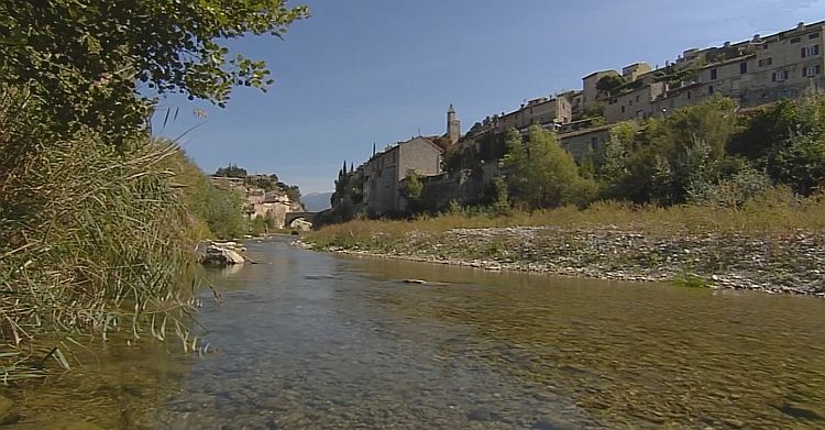 La ville basse de Vaison-la-Romaine au bord de l'Ouv&egrave;ze