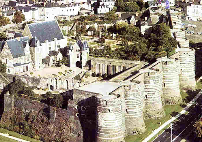 Murailles du ch&acirc;teau d'Angers et logis gothique