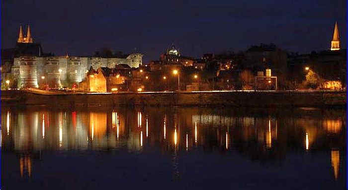 Angers l a  nuit, depuis le Maine, avec la forteresse et la cath&eacute;drale