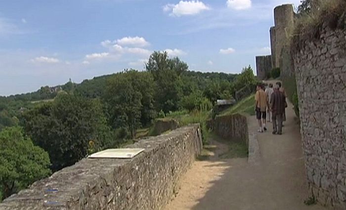 chemin sous remparts Sainte Suzanne