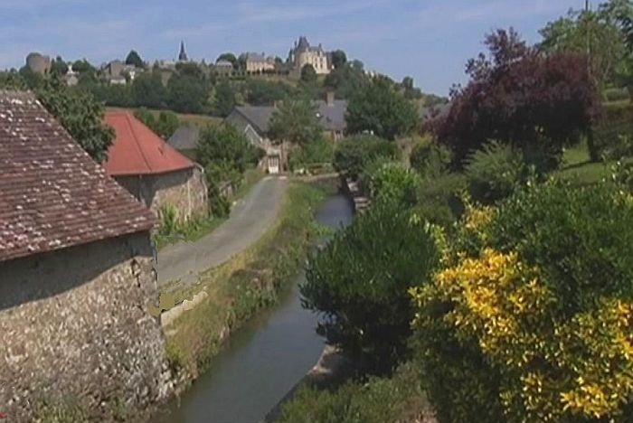 Sainte Suzanne depuis l'Erve
