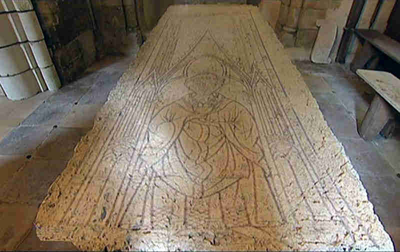 Pierre tombale de St-Arnoult