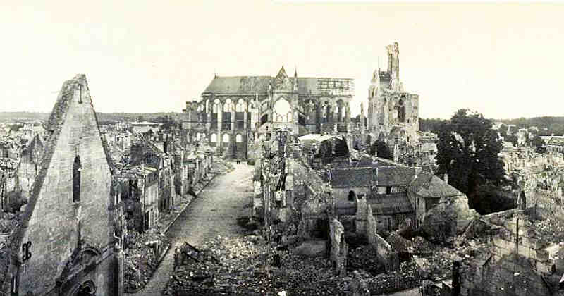 Amiens apr&egrave;s les bombardement s de 1918