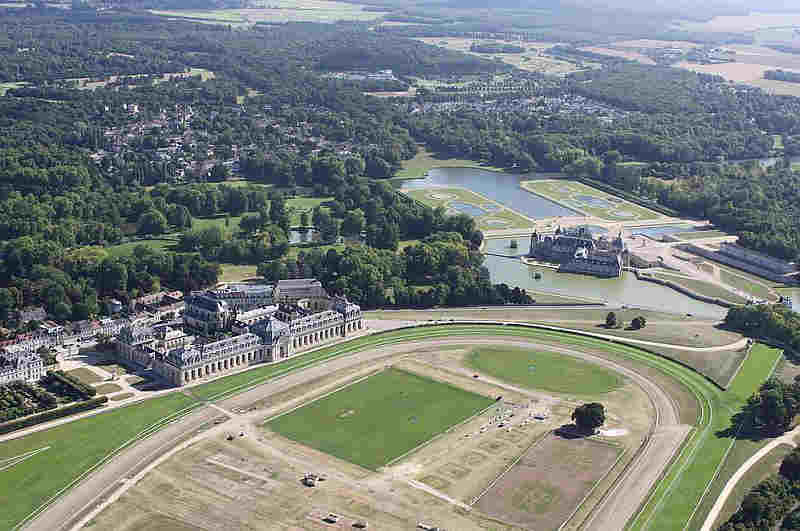 Vue de Chantilly, hypodrome, Grandes Ecuries et ch&acirc;teau