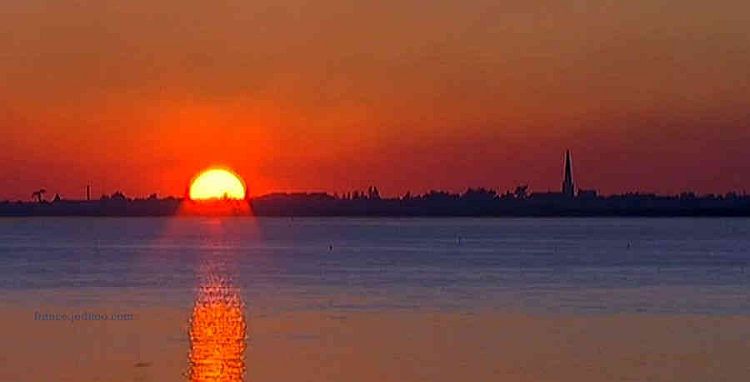Coucher de soleil sur l'&icirc;le de R&eacute;