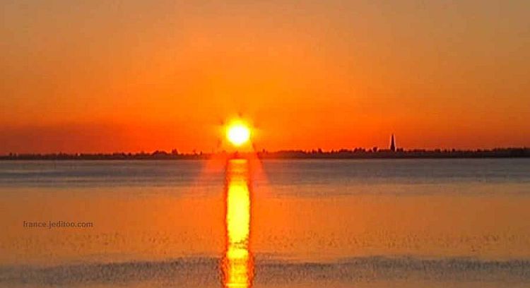 Coucher de soleil sur l'&icirc;le de R&eacute;