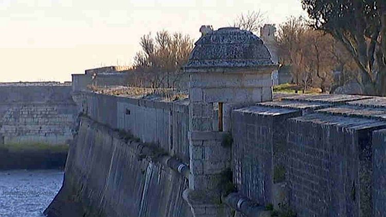 &Eacute;chauguette sur les remparts de St-Martin de R&eacute; 