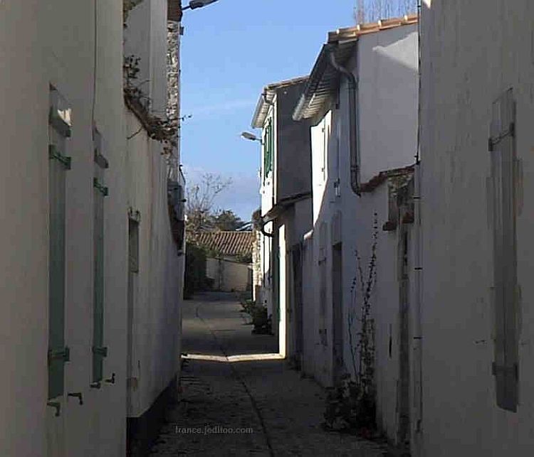 Ruelle &agrave; Sainte-Marie de R&eacute;