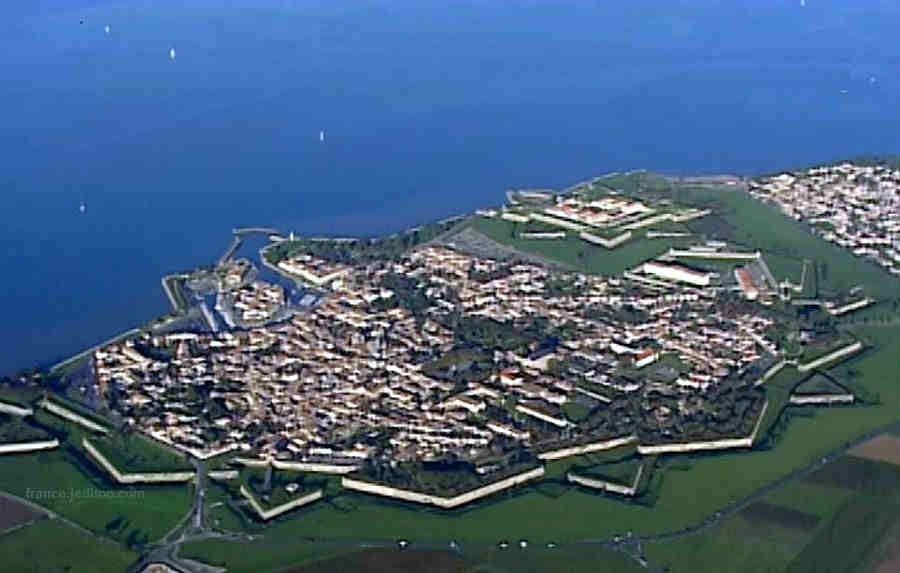 Vue a&eacute;rienne des fortifications  de St-Martin de R&eacute;