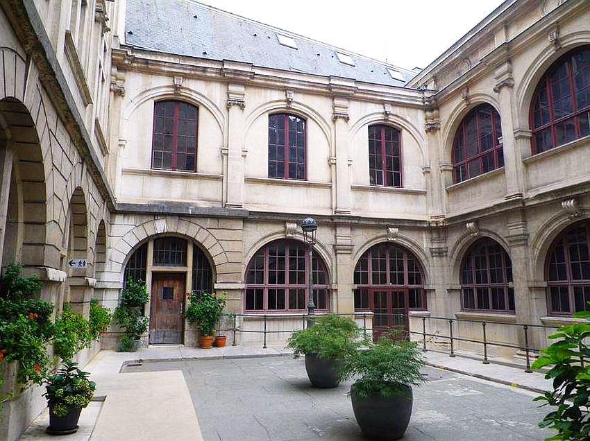 Cour int&eacute;rieure de l'ancien palais de  justice de Grenoble