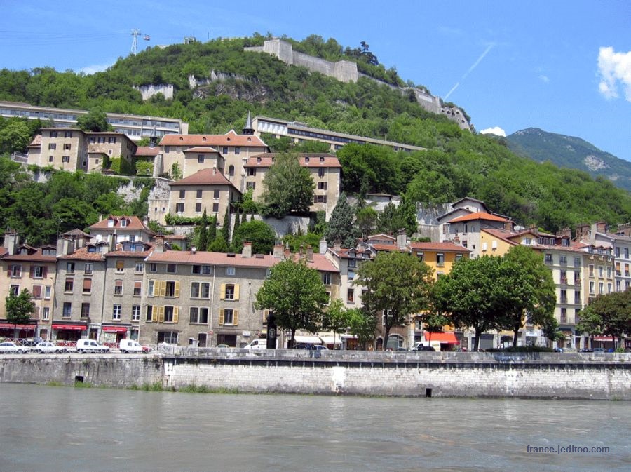 L'Is&egrave;re &agrave; la  sortie de Grenoble