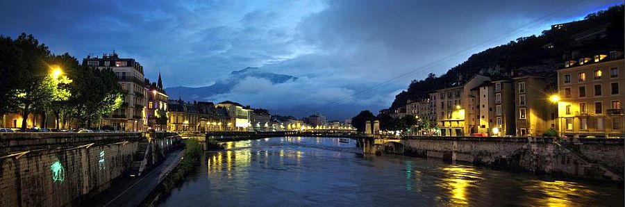 Vue panoramique des   quais de l'Is&egrave;re &agrave;   Grenoble la nuit