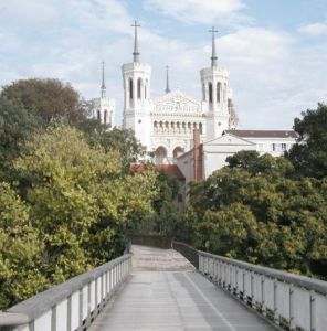 Pont pi&eacute;ton vers la cath&eacute;drale