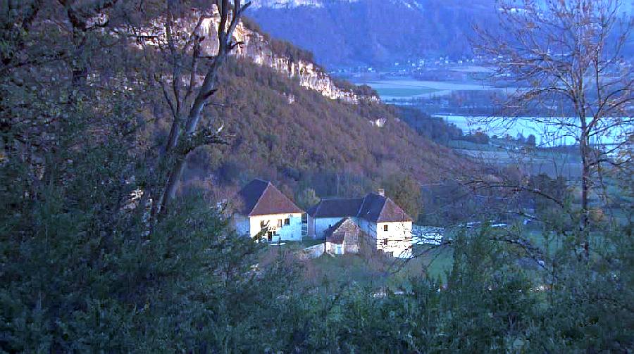 La maison d'Izieu dans son paysage