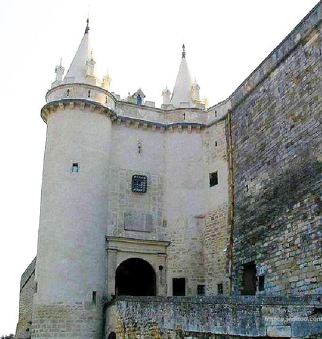 Ch&acirc;telet d'entr&eacute;e du ch&acirc;teau de Grignan