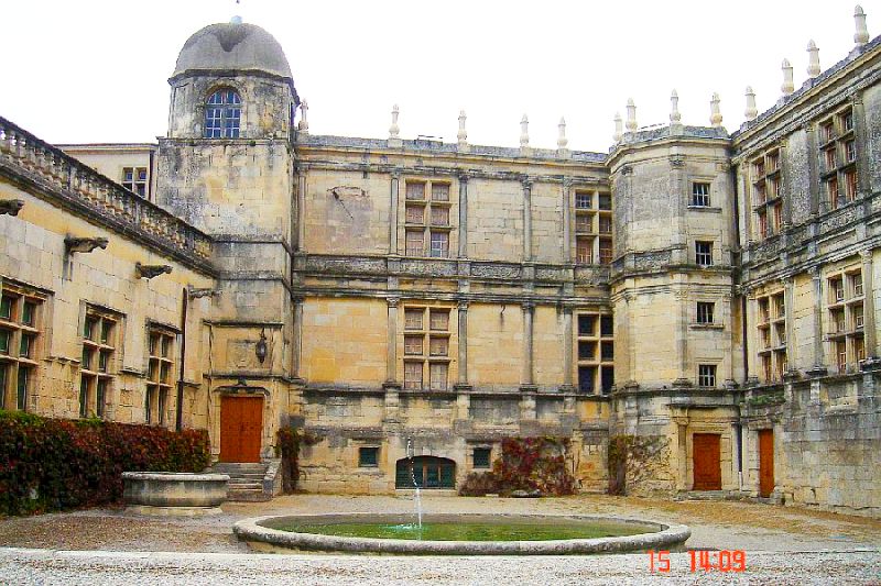 Cour du Puits ch&acirc;teau de Grignan