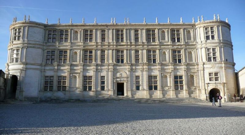 Fa&ccedil;ade r&eacute;nov&eacute;e ch&acirc;teau de Grignan