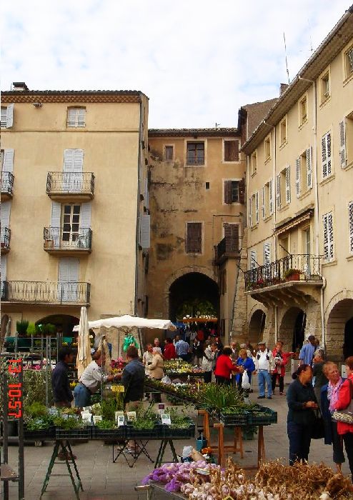 march&eacute; de Nyons place des Arcades