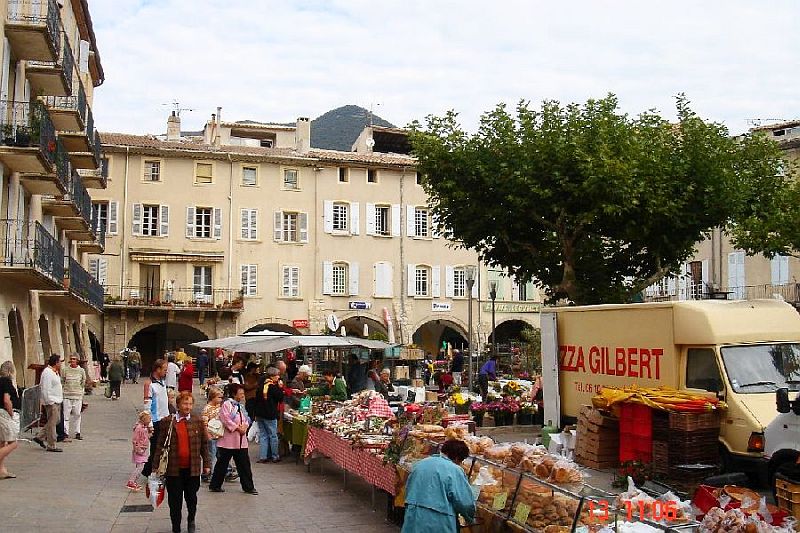 march&eacute; de Nyons place des Arcades