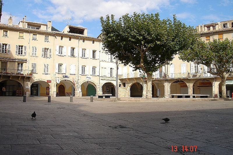 place des Arcades Nyons