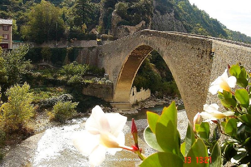 le pont roman  &agrave; Nyons