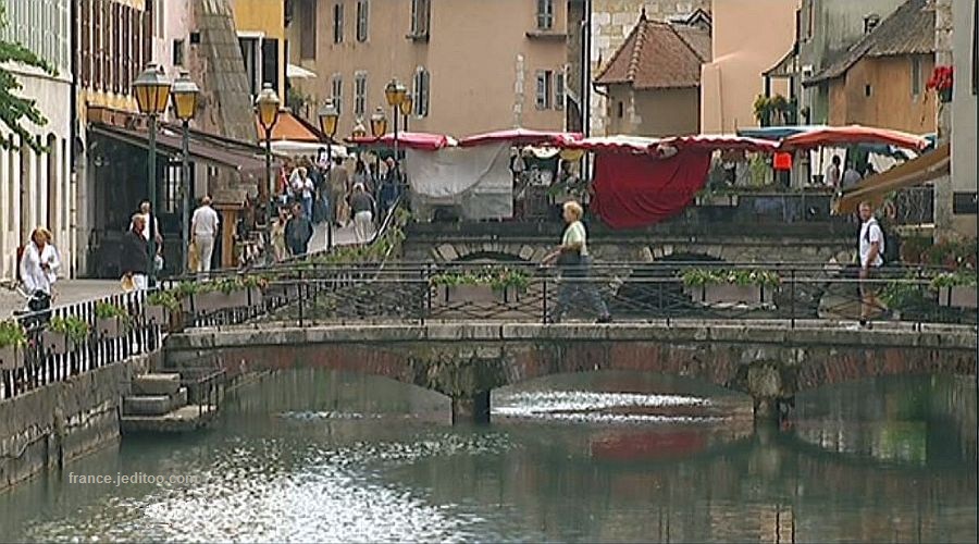 Ponts du vieil Annecy sur le Thiou, un jour de marché