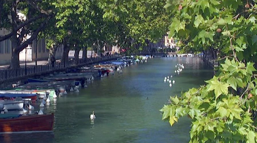 barques sur le canal du Vassé à Annecy