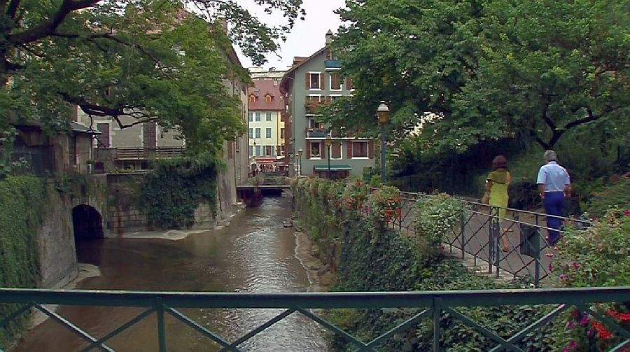promenade en bord de rivière, à Annecy